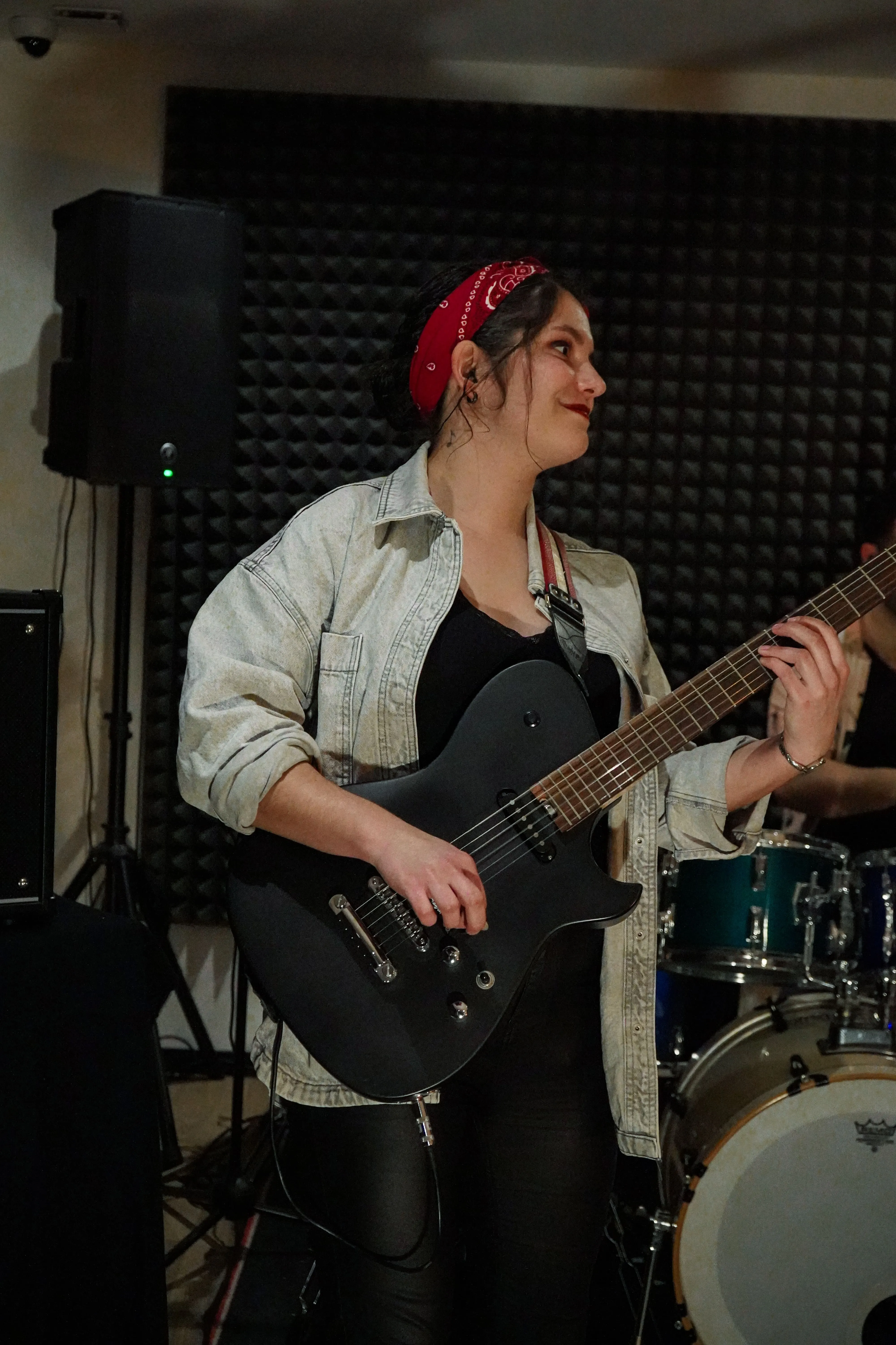 Elodie à la guitare